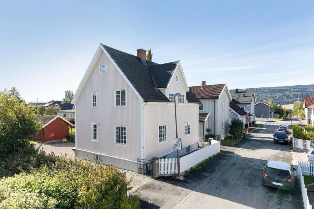 Apartamento Lys Og Sentral Leilighet Med Terrasse Og Hage Lillehammer Exterior foto